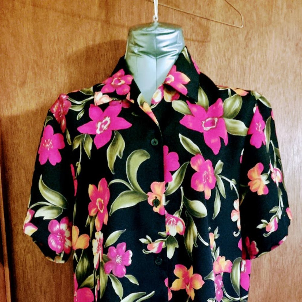 Chaus short sleeve shirts for women, tagged as size 6 but fits like larger size